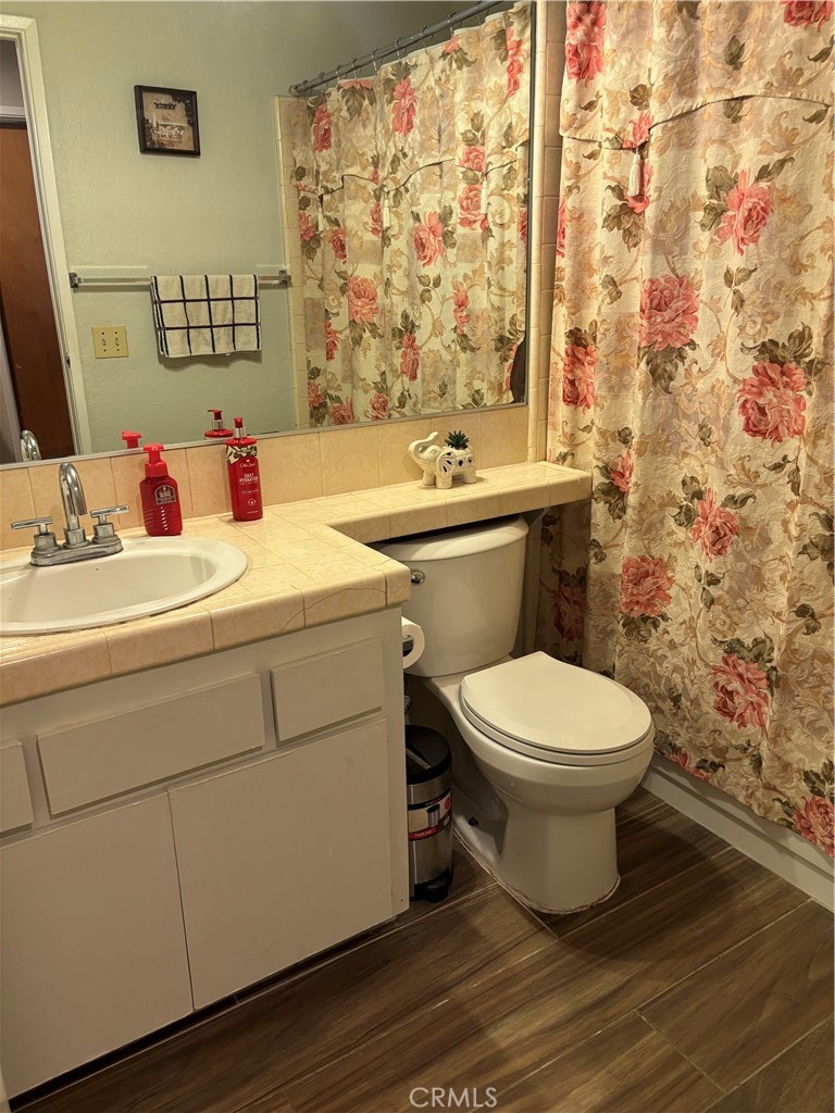 https://media.crmls.org/medias/79f26d76-6924-47dd-85bb-8d64458ea77d.jpg?preset=X-Large