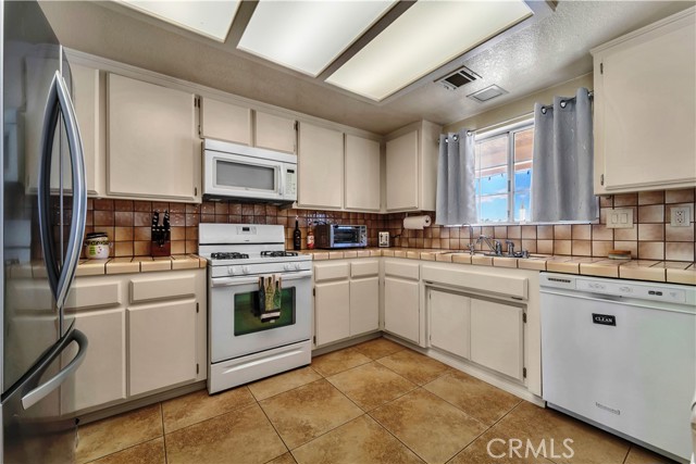 Detail Gallery Image 4 of 34 For 8016 W Avenue D12, Lancaster,  CA 93536 - 3 Beds | 2 Baths