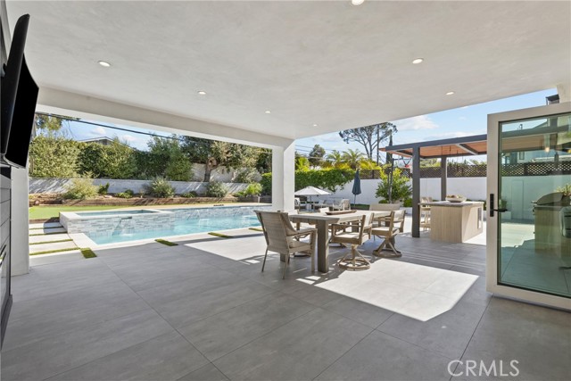 240 W Gainsborough Road, Thousand Oaks CA: https://media.crmls.org/medias/79f42cc0-6b36-4b6b-962c-39b15bafad81.jpg
