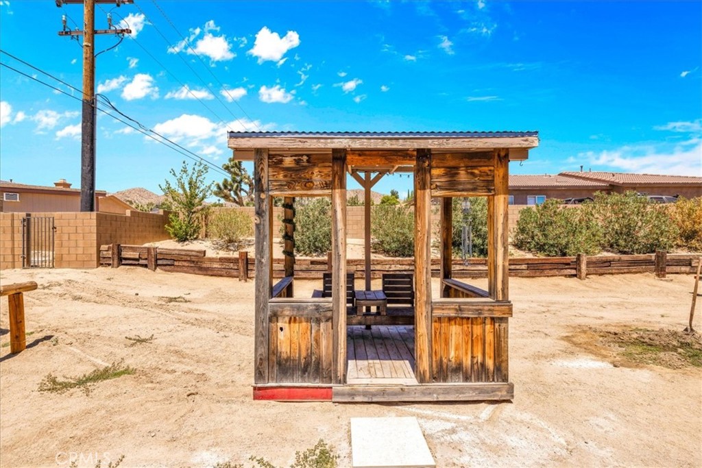 https://media.crmls.org/medias/79f4bdd8-2d3b-49a3-ba46-e806e68bc4dc.jpg?preset=X-Large