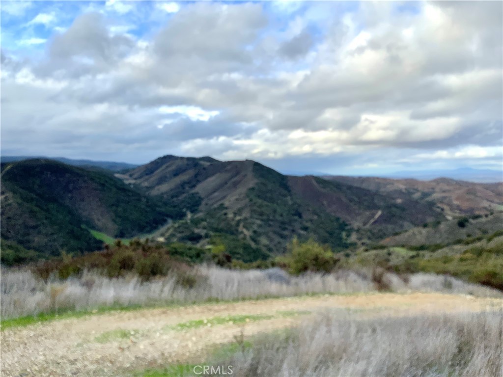 https://media.crmls.org/medias/79f717ea-2a97-4d12-ac39-abdb50a3f99a.jpg?preset=X-Large