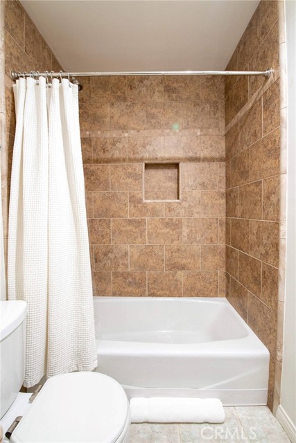 Detail Gallery Image 44 of 62 For 7310 Balboa Bld #F,  Van Nuys,  CA 91406 - 2 Beds | 3 Baths