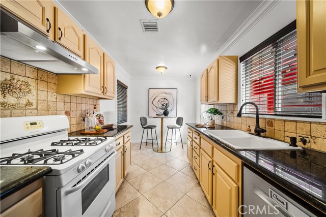 Detail Gallery Image 11 of 38 For 7819 Encino, Northridge,  CA 91325 - 3 Beds | 2 Baths