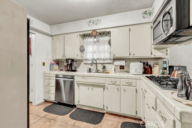 355 Kenwood Drive, Lemoore CA: https://media.crmls.org/medias/79fae97d-e587-4680-bb52-aaa13094b81c.jpg
