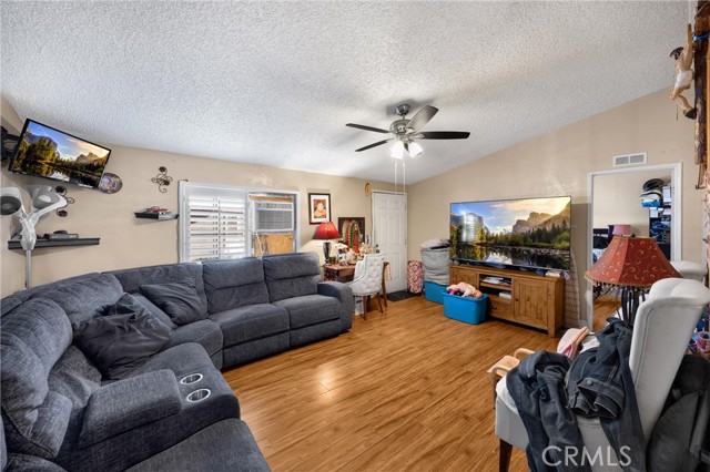 Detail Gallery Image 8 of 44 For 2851 S La Cadena Dr #26,  Colton,  CA 92324 - 4 Beds | 2 Baths