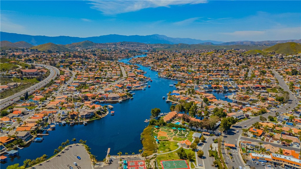 https://media.crmls.org/medias/79ff6d0b-006c-4863-b474-8c4aa735df70.jpg?preset=X-Large
