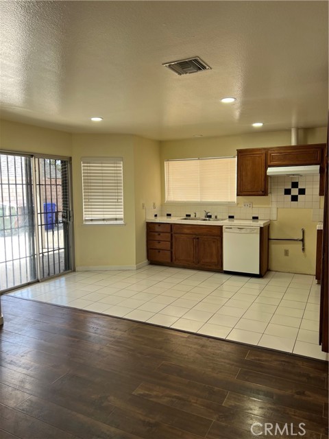 924 N Quince Avenue, Rialto CA: https://media.crmls.org/medias/7a05ea25-d1ad-44d7-a9ff-8a96056873ee.jpg