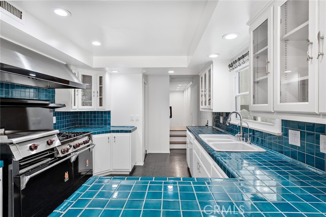 11053 Strathmore Drive, Westwood - Century City CA: https://media.crmls.org/medias/7a073907-a1de-4d6d-bd0a-8bb0709839bc.jpg