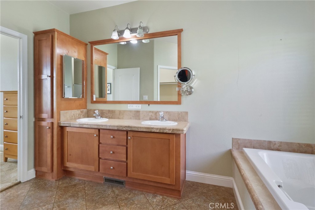 MLS #OC25275602 image #17