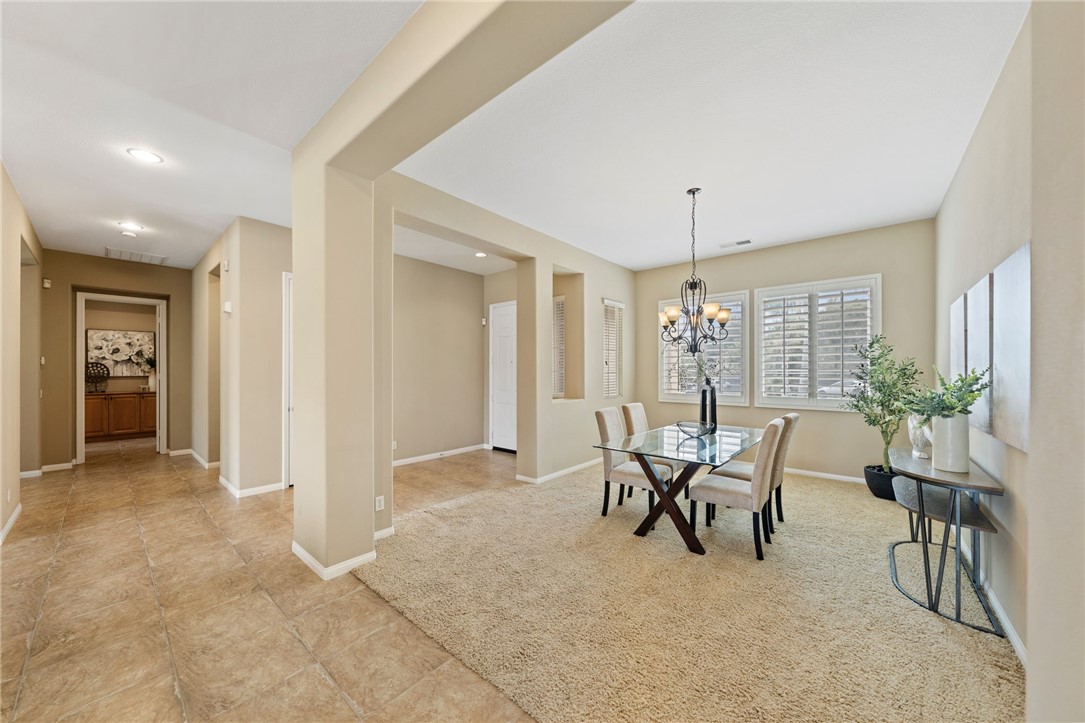 Detail Gallery Image 11 of 42 For 619 Barbre Ln, Corona,  CA 92879 - 4 Beds | 2/1 Baths