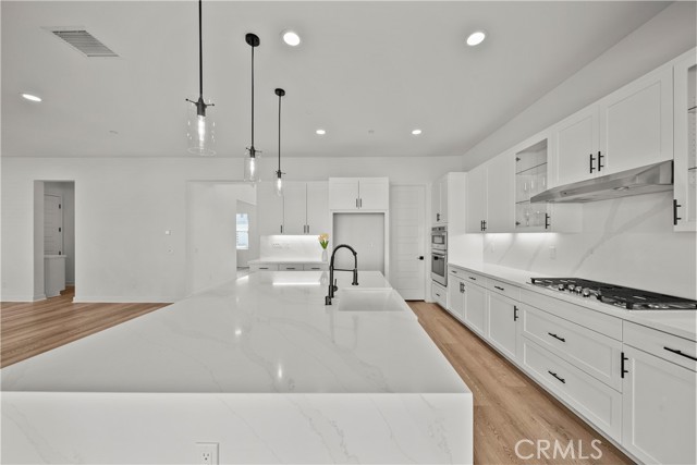 Detail Gallery Image 12 of 56 For 17715 Hillside, Canyon Country,  CA 91350 - 4 Beds | 4 Baths