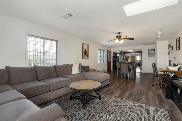 Detail Gallery Image 3 of 35 For 12623 S Slater, Compton,  CA 90222 - 3 Beds | 2/1 Baths