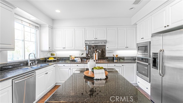 Detail Gallery Image 7 of 40 For 26812 Peppertree Dr, Valencia,  CA 91381 - 5 Beds | 3 Baths