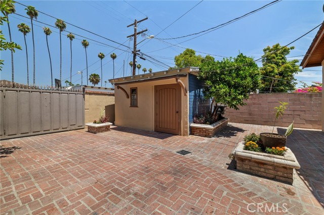 1729 W 51st Place, Los Angeles CA: https://media.crmls.org/medias/7a0f51a0-cc74-429b-8598-e85e6b5bee7b.jpg