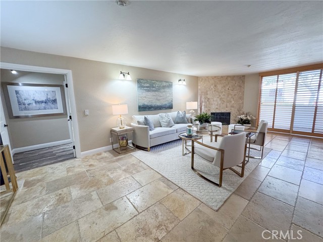 Detail Gallery Image 3 of 40 For 575 Esplanade #102,  Redondo Beach,  CA 90277 - 3 Beds | 2 Baths