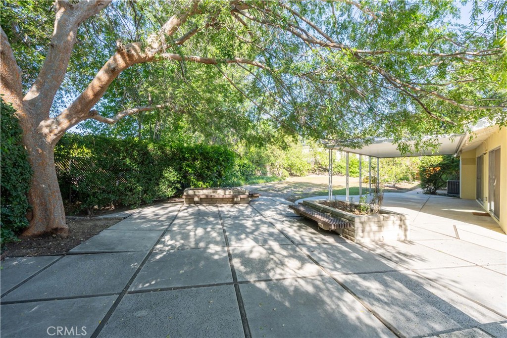 https://media.crmls.org/medias/7a105042-155a-4f1c-8396-bbdc9683fd78.jpg?preset=X-Large