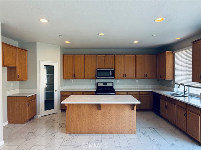 Detail Gallery Image 12 of 73 For 7575 Lime, Fontana,  CA 92336 - 5 Beds | 3 Baths