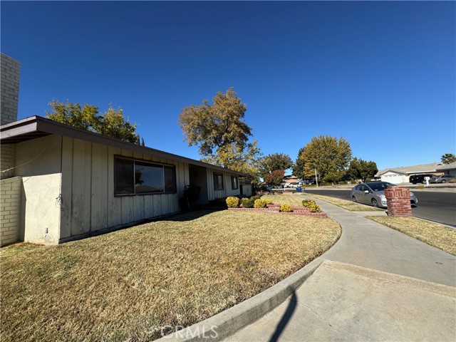 Detail Gallery Image 3 of 32 For 39643 Country Club Dr, Palmdale,  CA 93551 - 3 Beds | 2 Baths