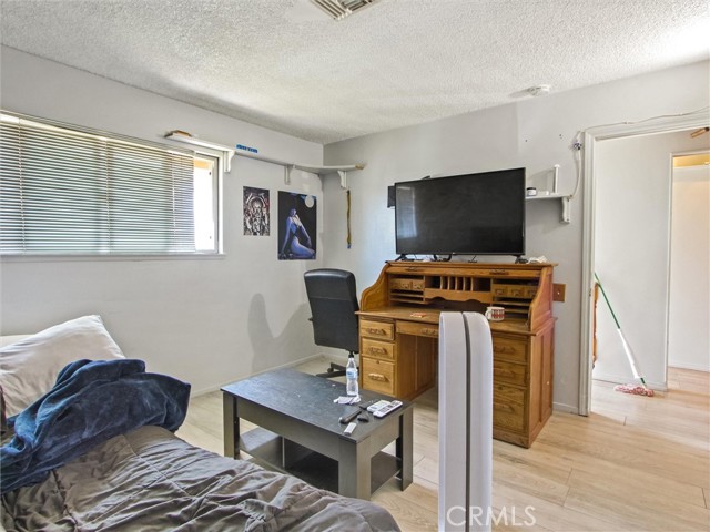 10552 Royal Oak Way, Stanton CA: https://media.crmls.org/medias/7a189f67-22d3-4cf2-89ec-686ef00a0e85.jpg