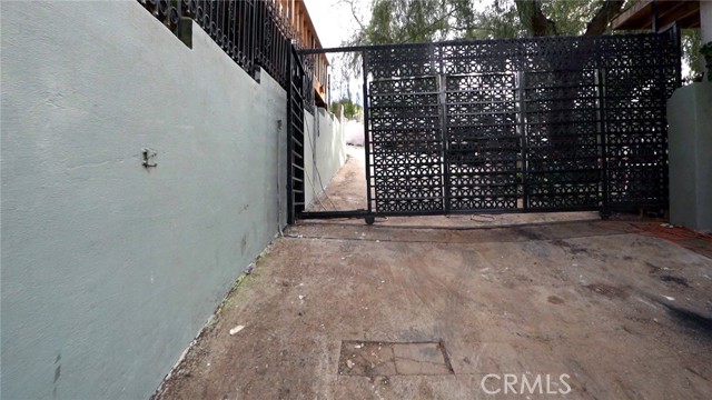 Detail Gallery Image 3 of 27 For 9928 Sunland Bld, Sunland,  CA 91040 - 4 Beds | 4 Baths