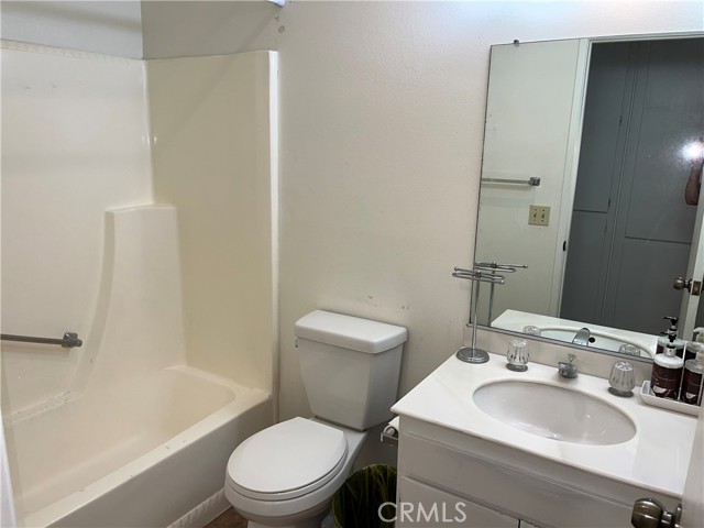 19352 Avenue of the Oaks, Newhall CA: https://media.crmls.org/medias/7a1abfb1-6bad-4be2-9348-32db23ac2f15.jpg
