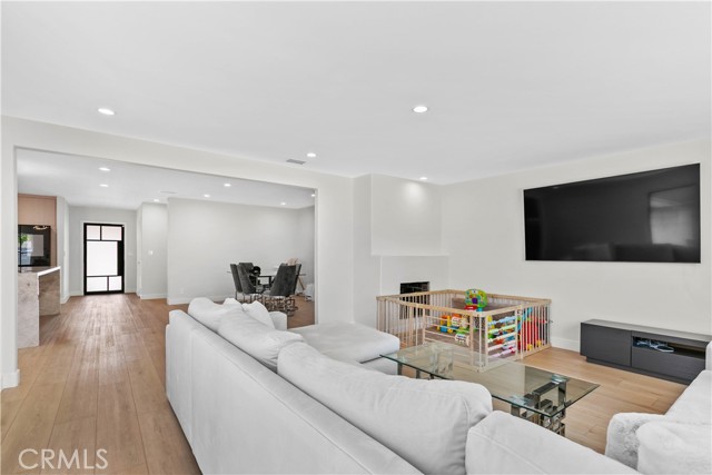 6832 Cantaloupe Avenue, Van Nuys CA: https://media.crmls.org/medias/7a1e371f-4716-41b9-ae2d-c3aa6407df0a.jpg