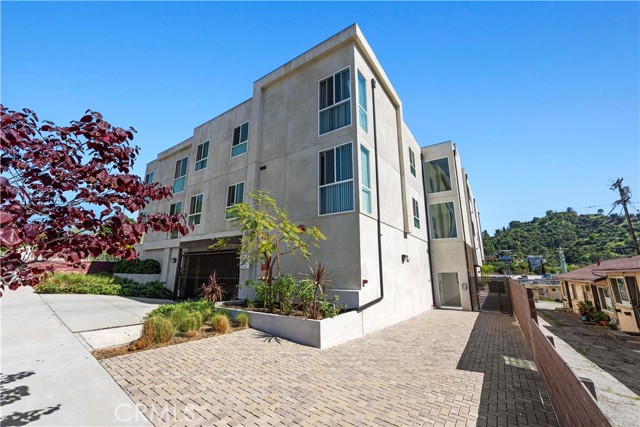 7064 Greeley St, Tujunga CA: https://media.crmls.org/medias/7a1f305a-781c-4324-aea4-a7c768005287.jpg