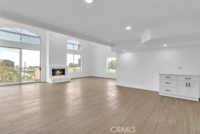 390 S Sepulveda Boulevard, Brentwood CA: https://media.crmls.org/medias/7a1f8952-8779-44c1-9514-f0542bfb6d58.jpg