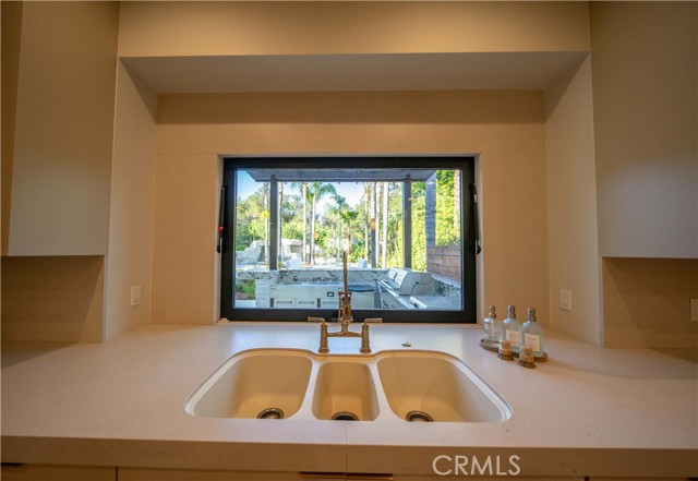 Detail Gallery Image 28 of 74 For 17437 Oak Creek Ct, Encino,  CA 91316 - 5 Beds | 5/1 Baths