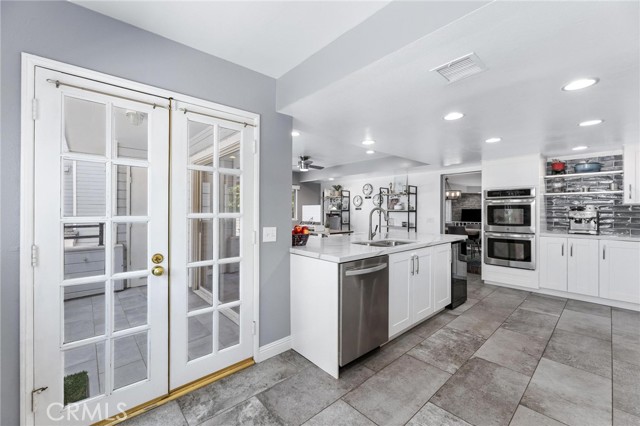 Detail Gallery Image 12 of 34 For 23163 Mulholland Drive Unit 6, Woodland Hills,  CA 91364 - 2 Beds | 2/1 Baths