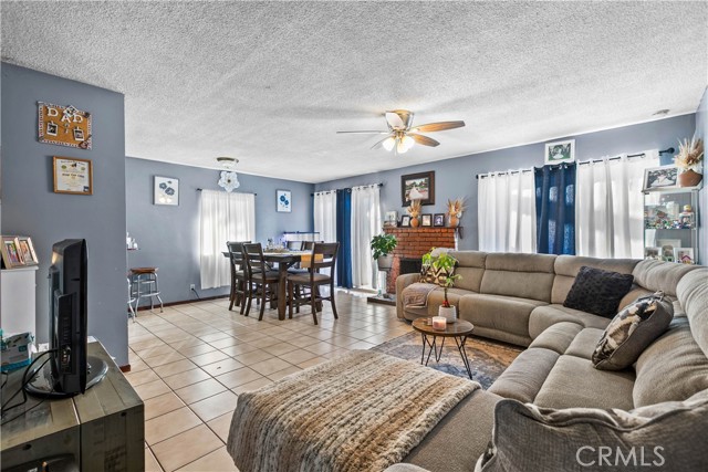 Detail Gallery Image 3 of 23 For 1820 Marine St, Santa Ana,  CA 92704 - 3 Beds | 1/1 Baths