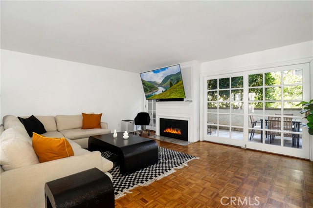 Detail Gallery Image 2 of 25 For 5327 Coldwater Canyon Ave #D,  Sherman Oaks,  CA 91401 - 2 Beds | 2/1 Baths