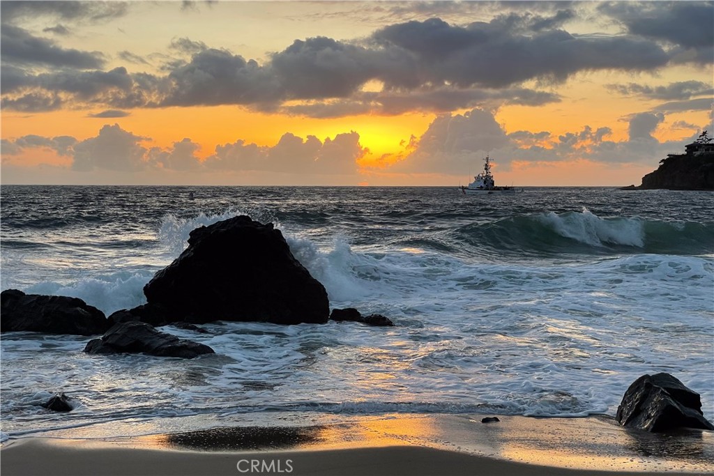 https://media.crmls.org/medias/7a27a3b0-3a04-4a37-b238-24832d48ea1b.jpg?preset=X-Large