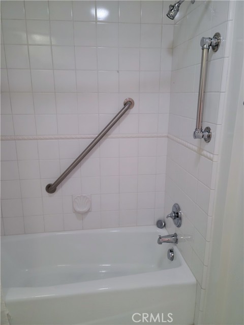 Upstairs Bathtub/Shower
