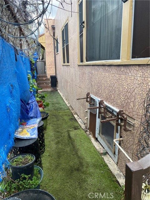 Detail Gallery Image 6 of 17 For 1159 W 54th St, Los Angeles,  CA 90037 - – Beds | – Baths