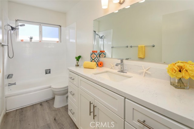 Detail Gallery Image 17 of 33 For 11121 Queensland St #D36,  Los Angeles,  CA 90034 - 2 Beds | 1 Baths