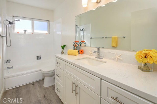 Detail Gallery Image 17 of 33 For 11121 Queensland St #D36,  Los Angeles,  CA 90034 - 2 Beds | 1 Baths