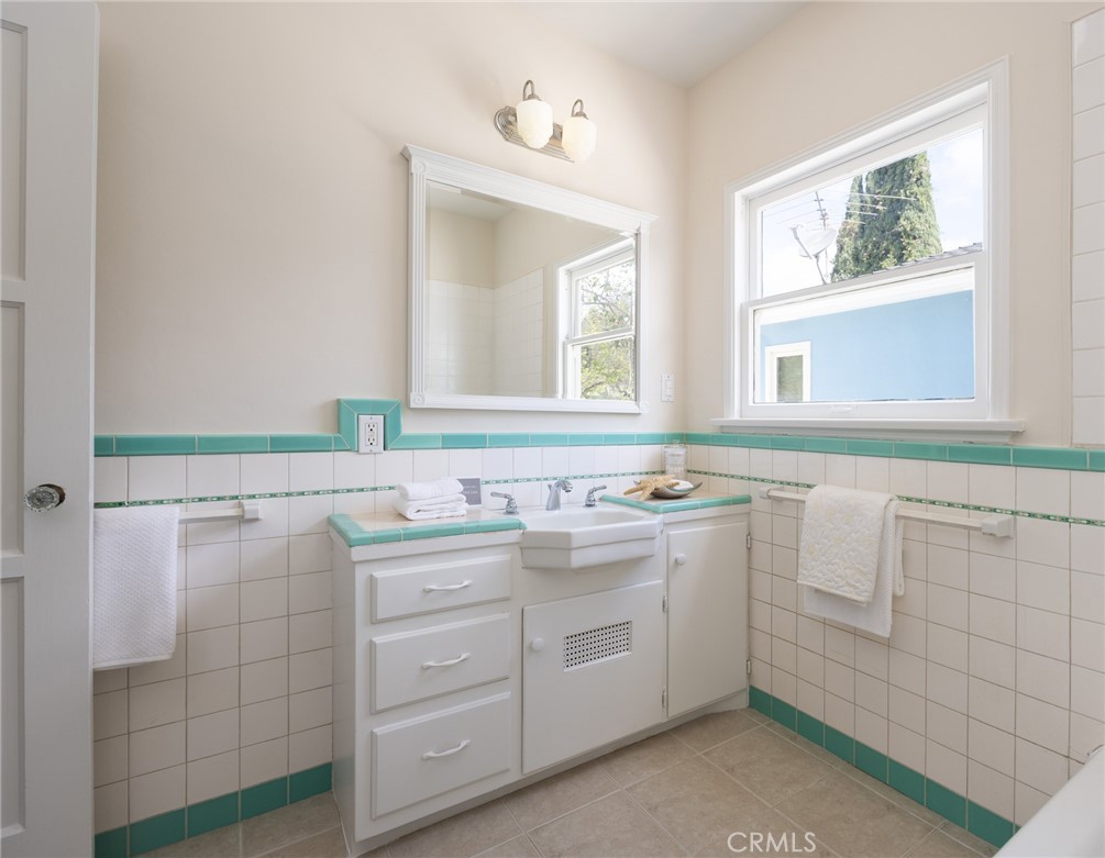https://media.crmls.org/medias/7a2ab119-0c0e-4071-a088-389a4aceeafe.jpg?preset=X-Large