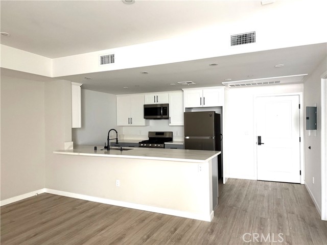 Detail Gallery Image 1 of 9 For 7022 Alabama #304,  Canoga Park,  CA 91303 - 3 Beds | 3 Baths