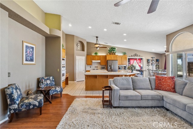 Detail Gallery Image 16 of 58 For 6523 Landover Rd, Oak Hills,  CA 92344 - 4 Beds | 2/1 Baths