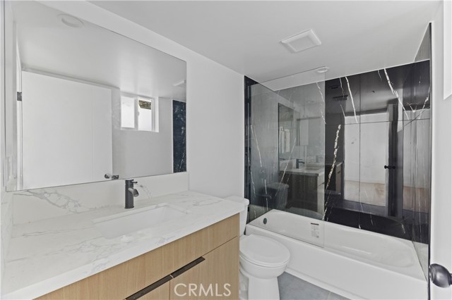 Detail Gallery Image 3 of 12 For 4511 Rosewood Ave #1/2,  Los Angeles,  CA 90004 - 4 Beds | 4/1 Baths