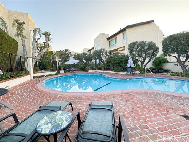 Detail Gallery Image 18 of 21 For 5255 Coldwater Canyon #D,  Sherman Oaks,  CA 91401 - 3 Beds | 3 Baths