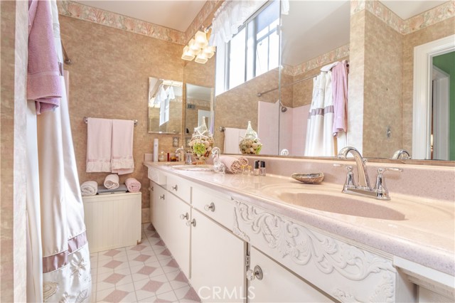 Detail Gallery Image 22 of 34 For 8811 Hayvenhurst Ave, North Hills,  CA 91343 - 4 Beds | 2 Baths