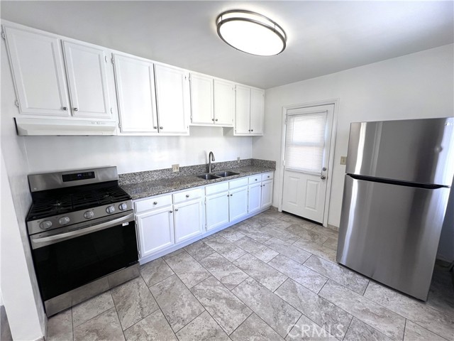 Detail Gallery Image 4 of 13 For 4431 W 166th St, Lawndale,  CA 90260 - 2 Beds | 1 Baths