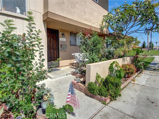 10552 Royal Oak Way, Stanton CA: https://media.crmls.org/medias/7a36fa7e-da57-48e7-b9b9-808fb928a226.jpg
