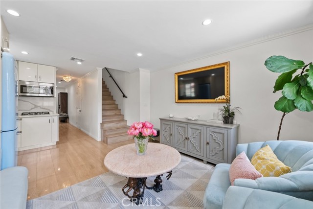 13936 Magnolia Boulevard, Sherman Oaks CA: https://media.crmls.org/medias/7a370b84-df08-4983-a1f2-c095aa947563.jpg