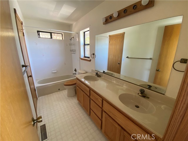 19232 N Shore Court, Hidden Valley Lake CA: https://media.crmls.org/medias/7a38a2e8-03d5-4c93-bc6a-990893ac002b.jpg
