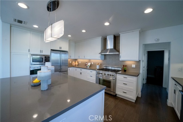 Detail Gallery Image 7 of 33 For 753 Claymont Dr, Los Angeles,  CA 90049 - 3 Beds | 3 Baths
