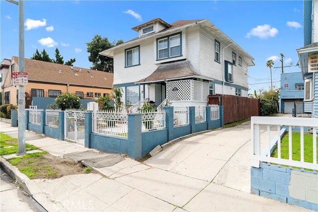 1665 Arlington Avenue, Los Angeles CA: https://media.crmls.org/medias/7a401c2c-7bf6-4c7b-8fd3-85f980f4b5e6.jpg