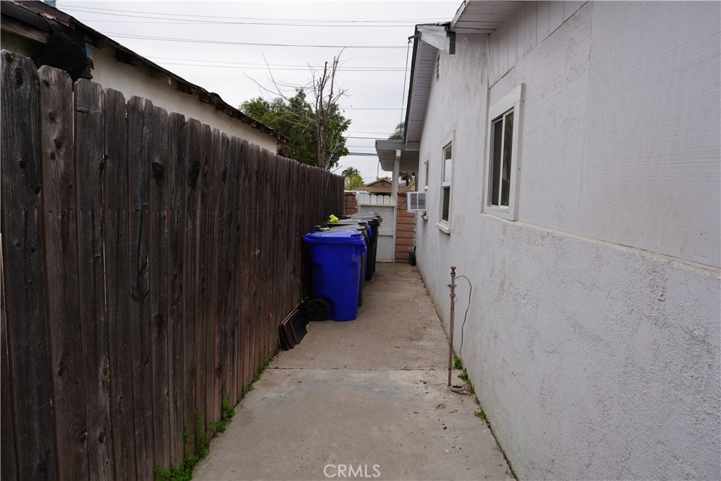 https://media.crmls.org/medias/7a42c2d8-12de-4782-99fd-500a6bcf95ea.jpg?preset=X-Large